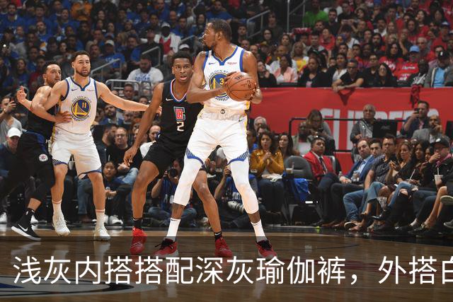 浅灰内搭搭配深灰瑜伽裤，外搭白防晒衫柔和版型勾勒流畅体态线条